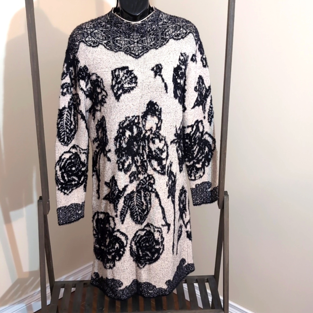 Coco Y Club| Black and White Floral Midi Long Sleeve Sweater Dress